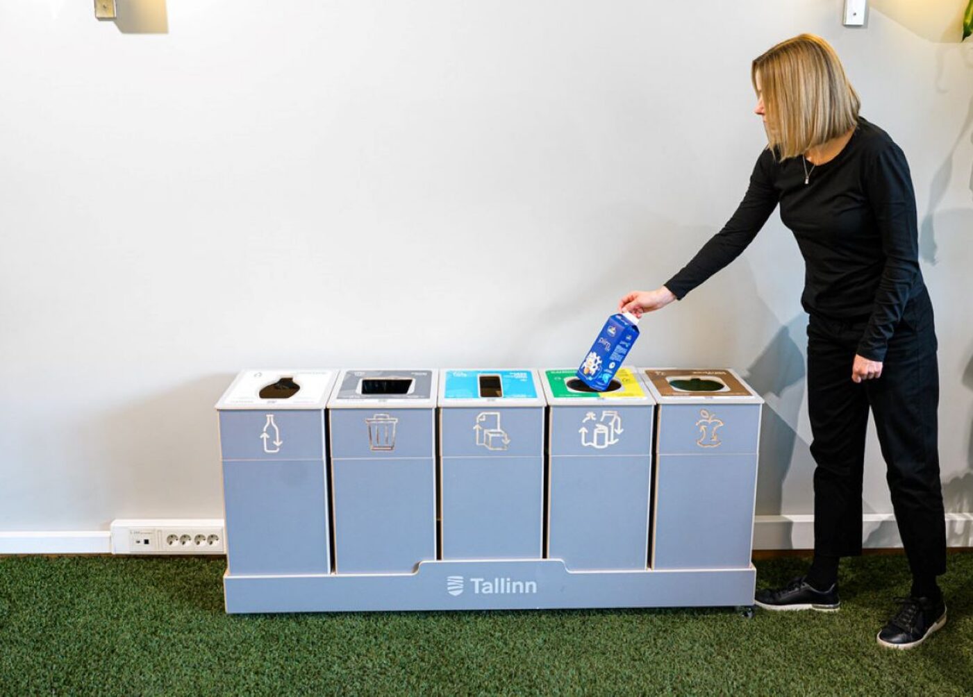 Waste sorting containers are designed for organized waste container use in clean and efficient environments